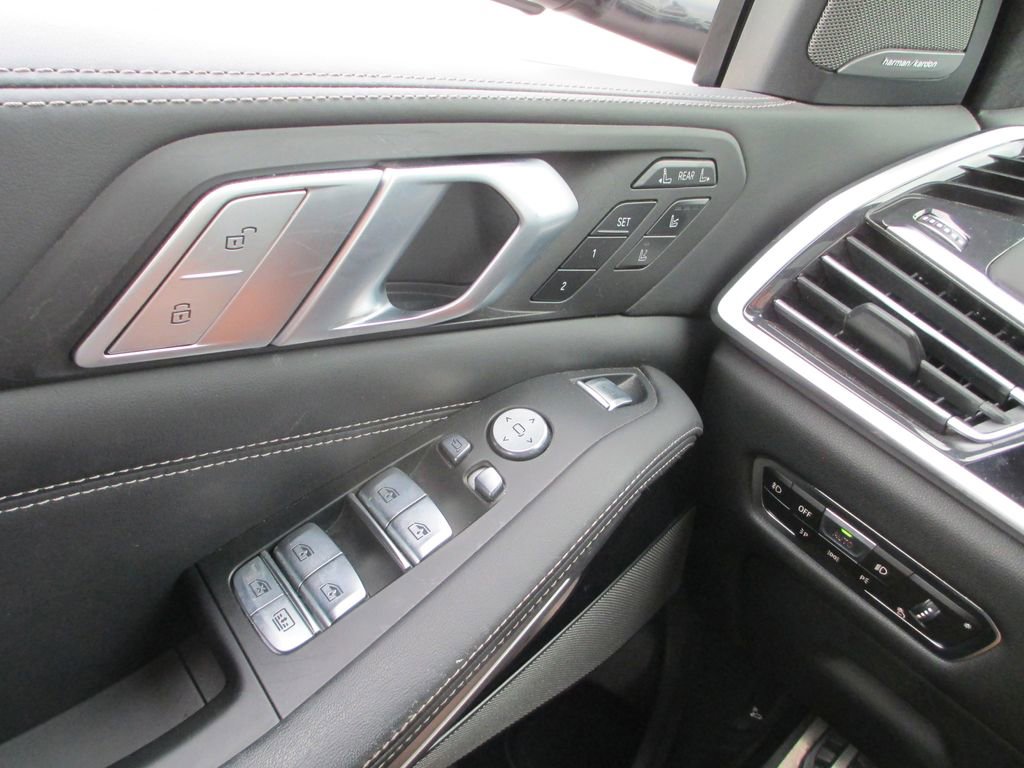 Used 2022 BMW X7 M50i w/ Dynamic Handling Package image 33