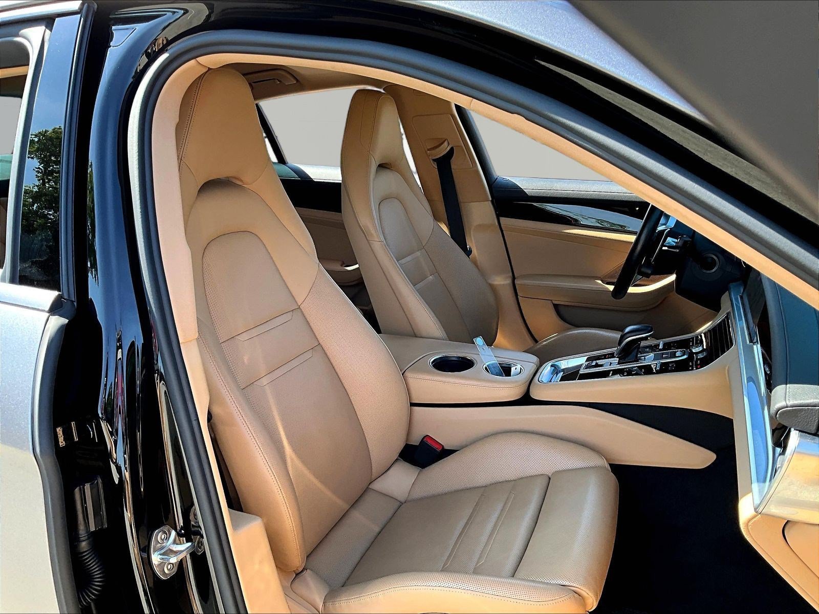 Used 2018 Porsche Panamera 4 AWD/4WD image 29