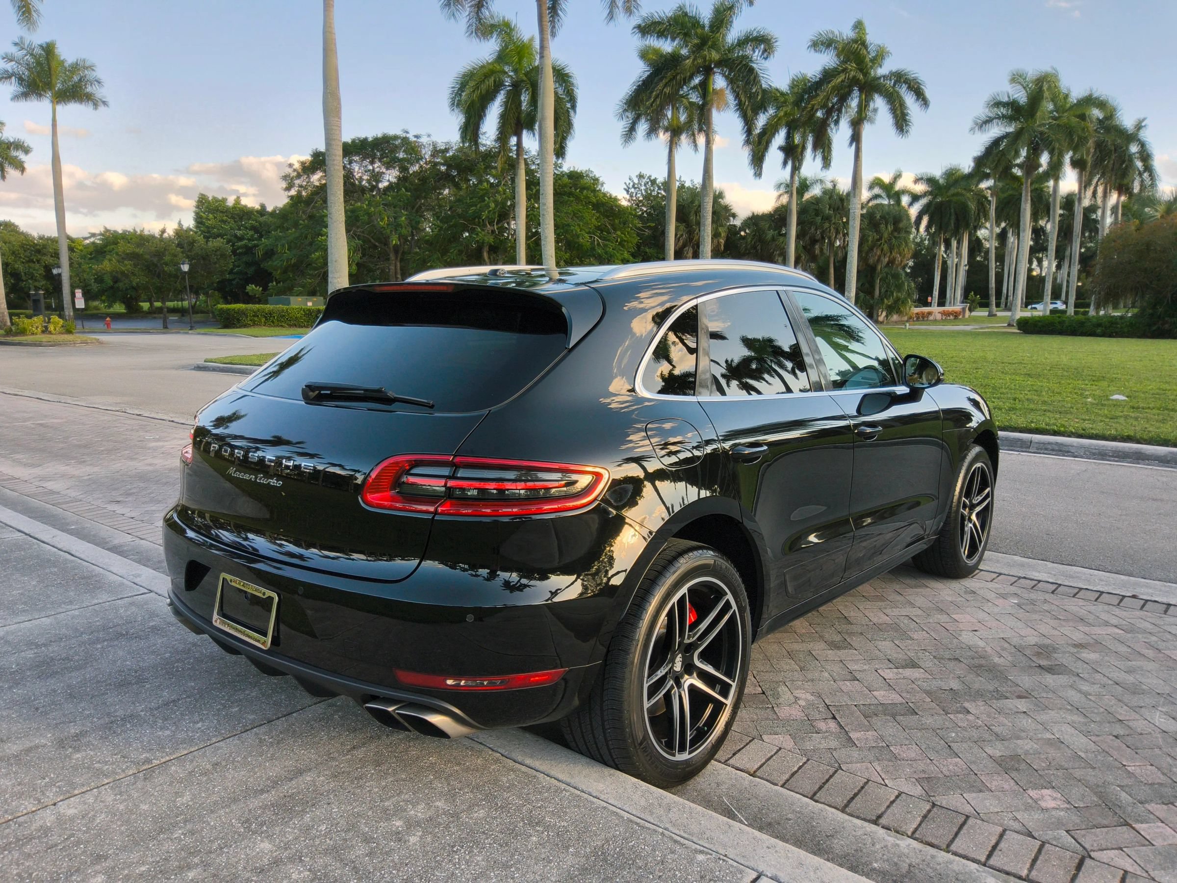 Used 2018 Porsche Macan Turbo AWD/4WD image 8