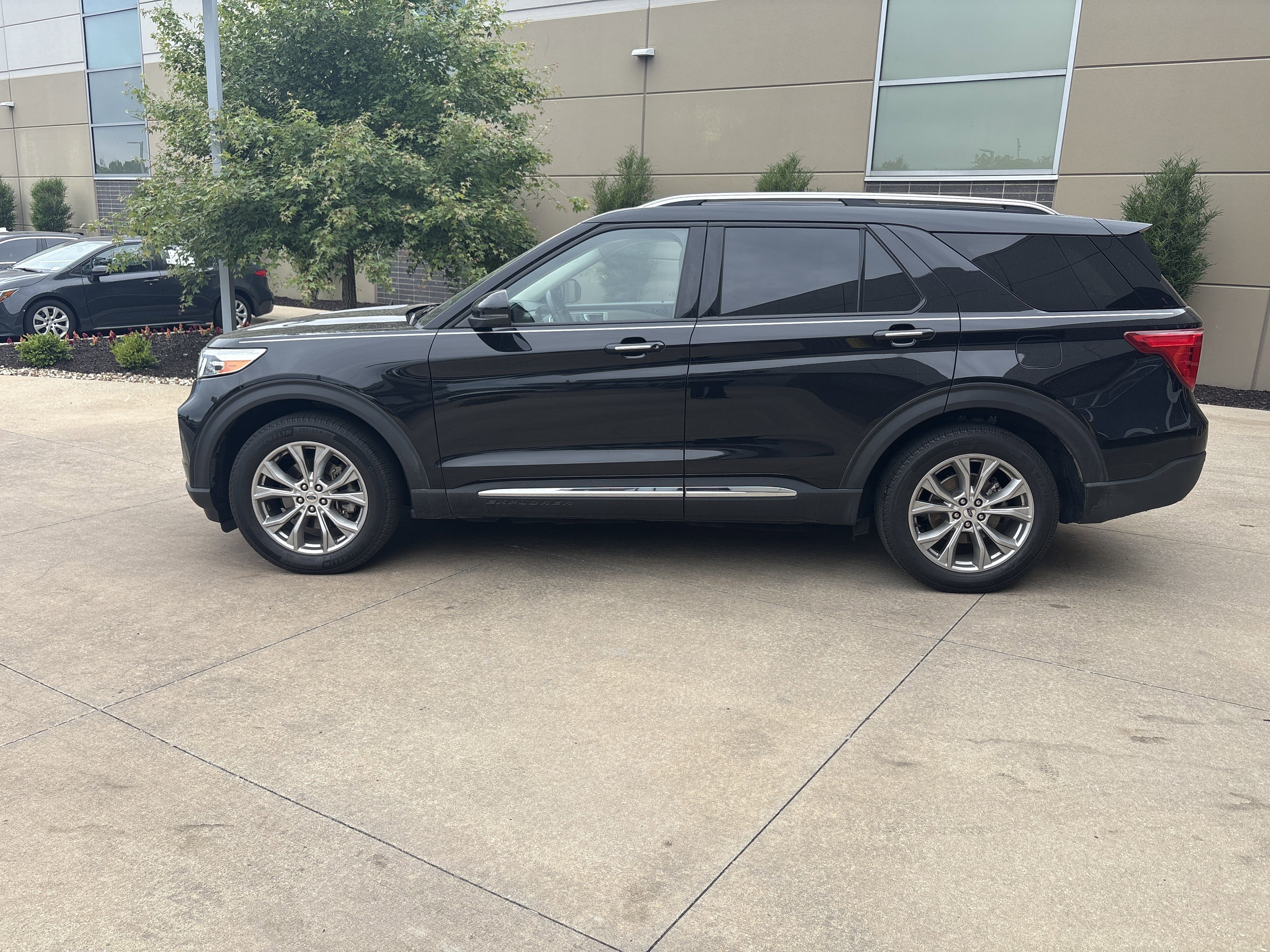 Used 2021 Ford Explorer Limited w/ Equipment Group 301A AWD/4WD image 7
