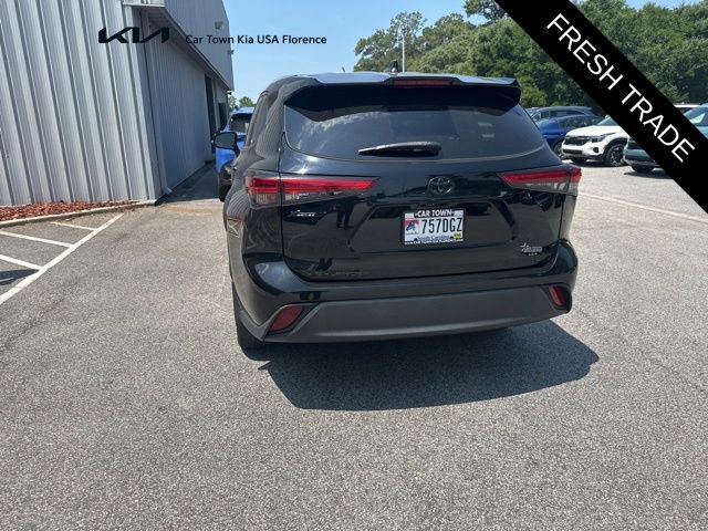 Used 2022 Toyota Highlander LE FWD image 3