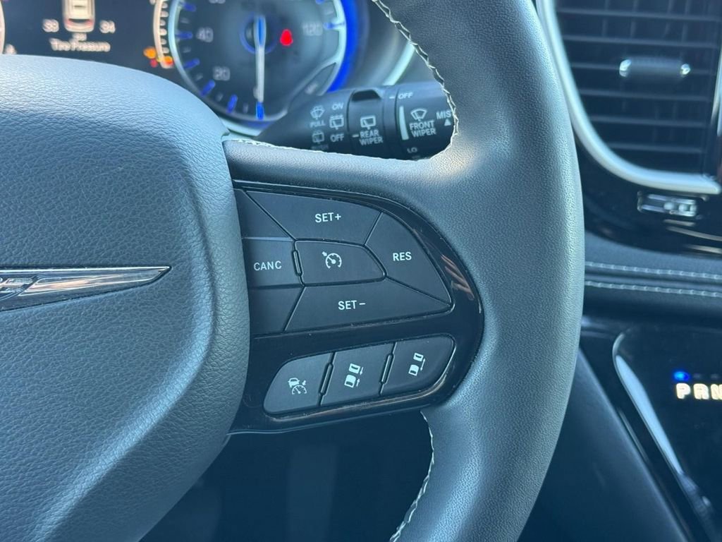Used 2023 Chrysler Pacifica Touring image 21