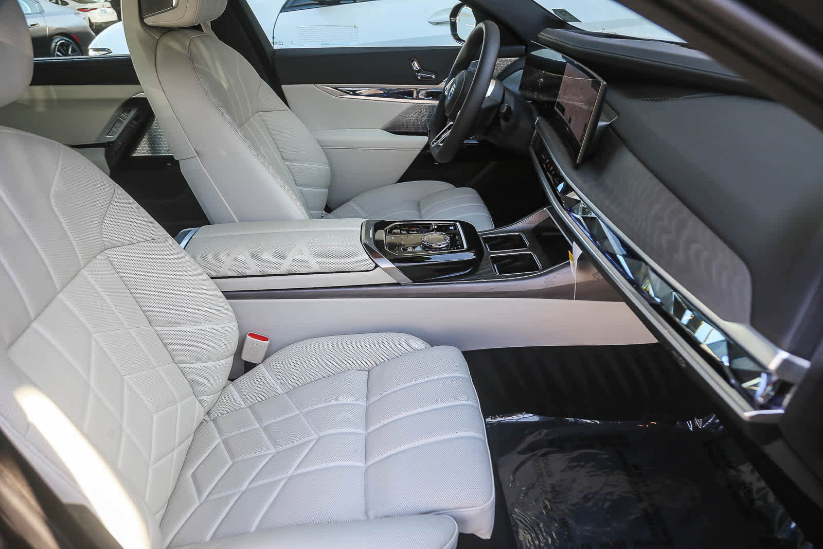 Used 2025 BMW i7 xDrive60 w/ Premium Package image 13