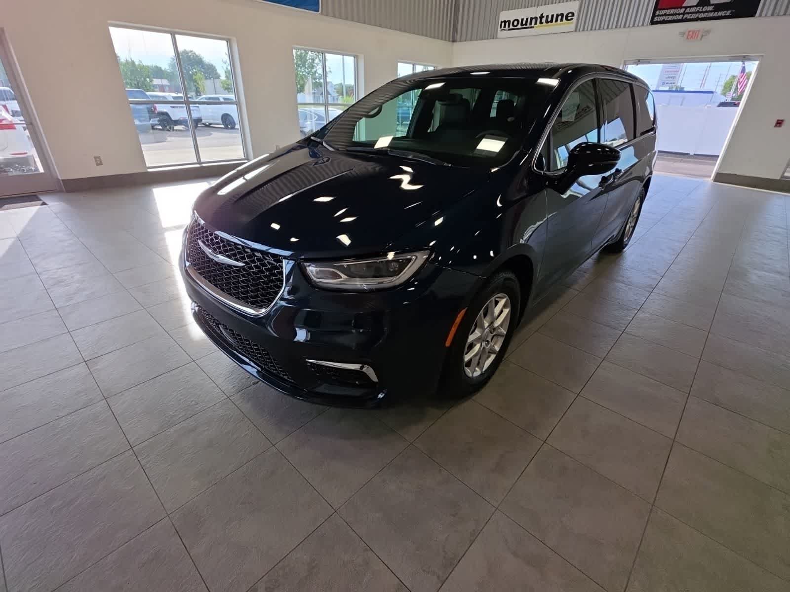 Used 2025 Chrysler Pacifica Select FWD image 1