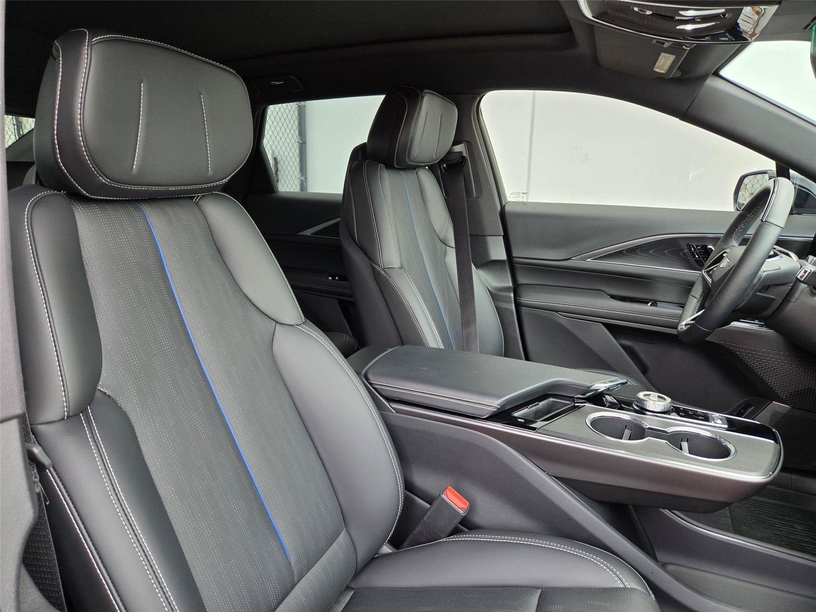 New 2026 Cadillac Lyriq Luxury w/ LPO, Floor Liner Package AWD/4WD image 29