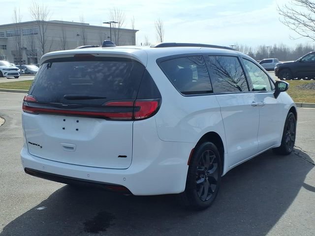 Used 2023 Chrysler Pacifica Touring-L w/ S Appearance Package image 4