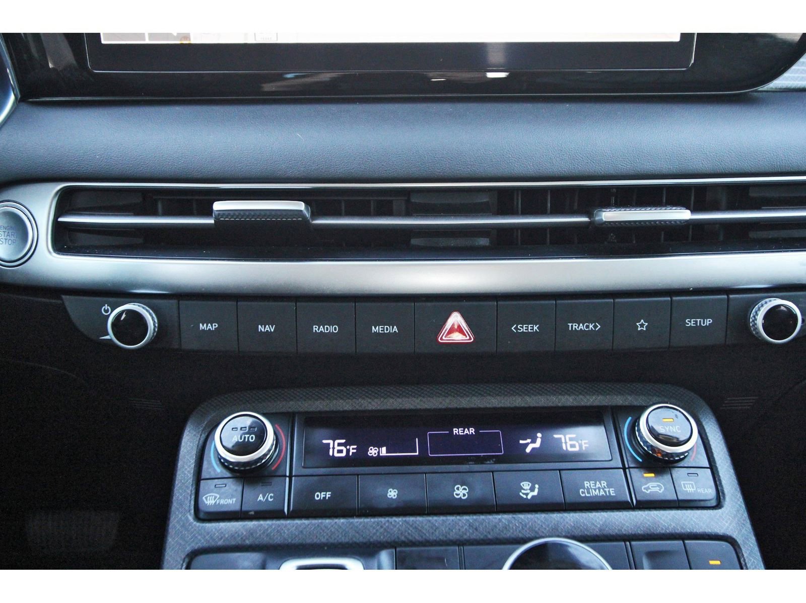 Used 2023 Hyundai Palisade Limited w/ Winter Package image 27