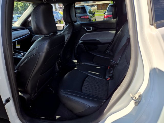 Used 2024 Jeep Compass Latitude AWD/4WD image 12