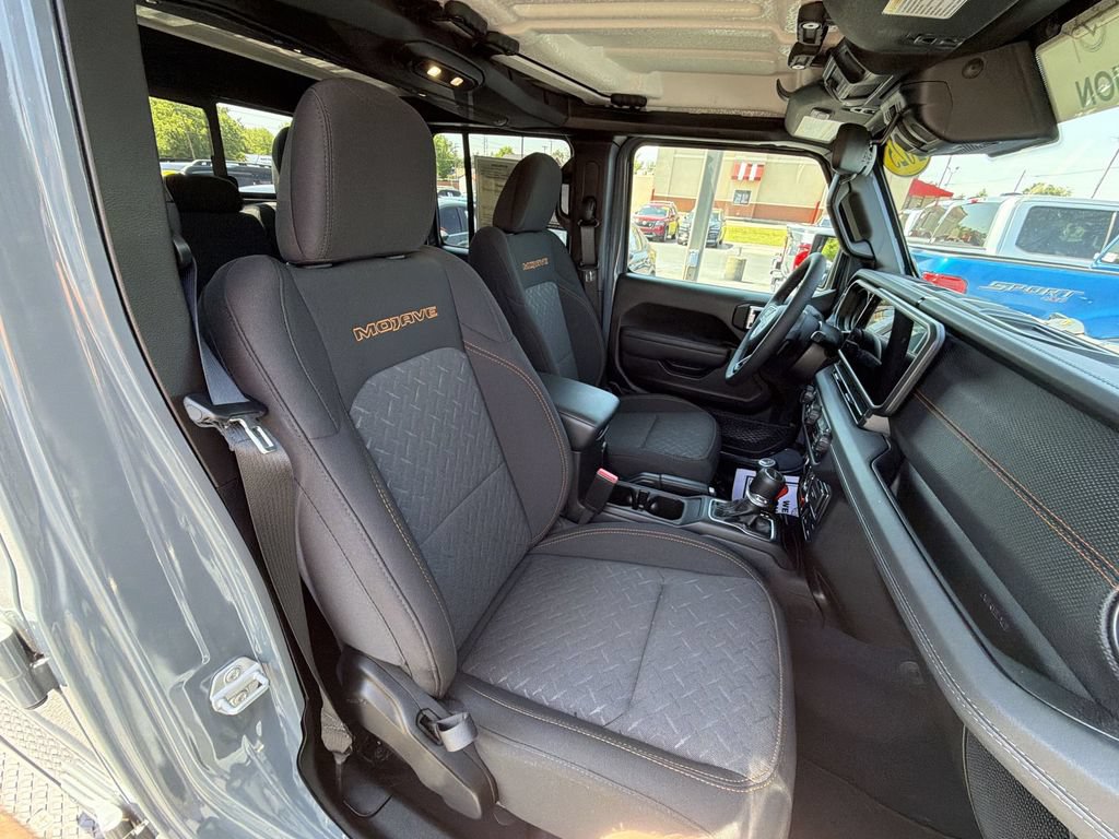 Used 2025 Jeep Gladiator Mojave w/ Convenience Group AWD/4WD image 29