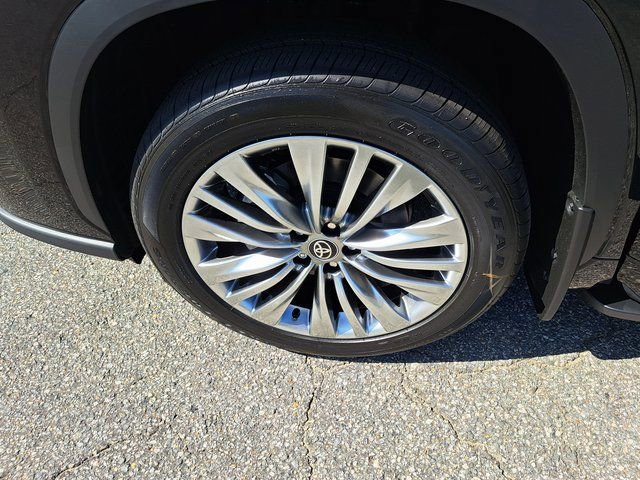 New 2026 Toyota Highlander Platinum AWD/4WD image 14