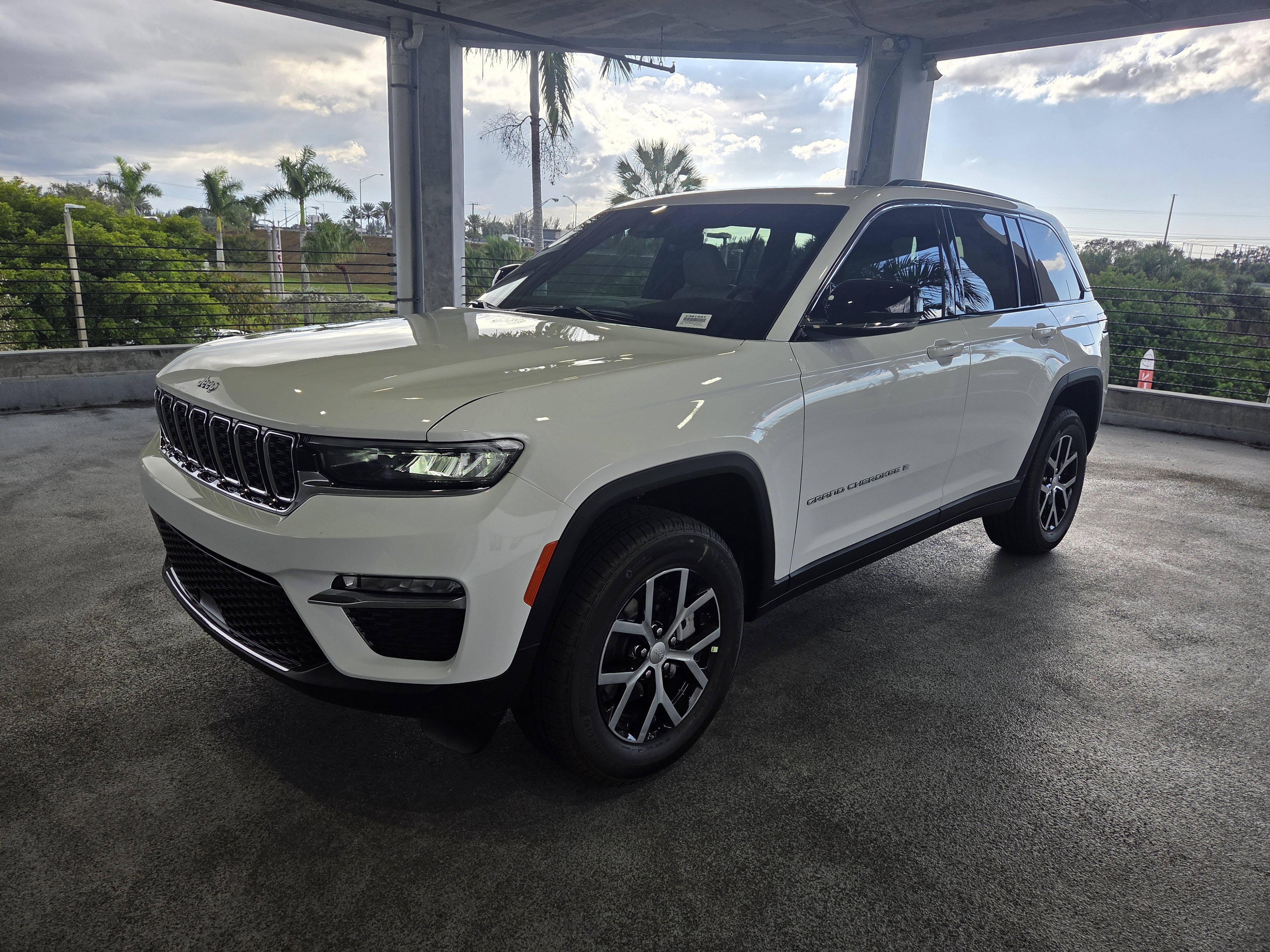 New 2025 Jeep Grand Cherokee Limited RWD image 9