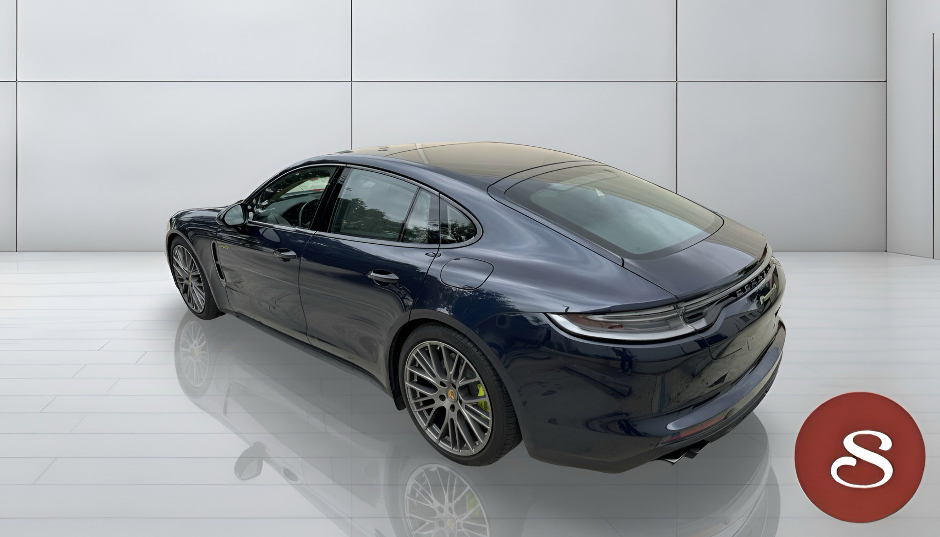 Used 2023 Porsche Panamera 4 Platinum Edition AWD/4WD image 2