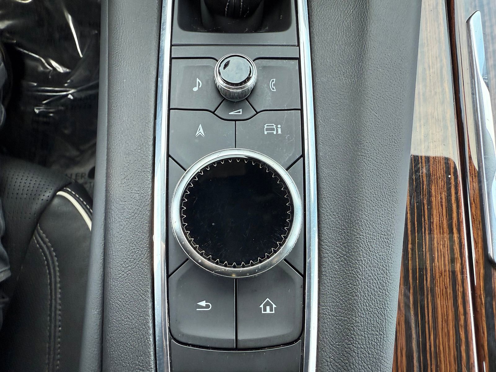 Certified 2024 Cadillac Escalade Premium Luxury AWD/4WD image 31