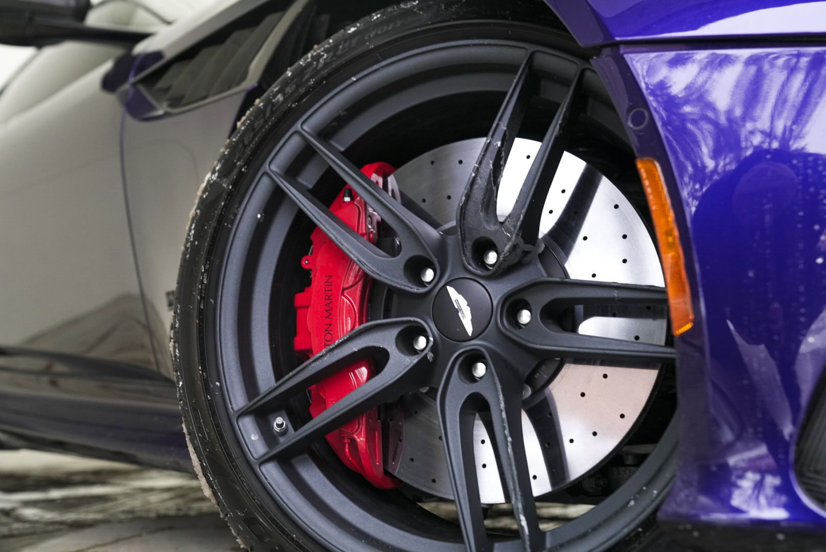 Used 2023 Aston Martin DBS Coupe image 3