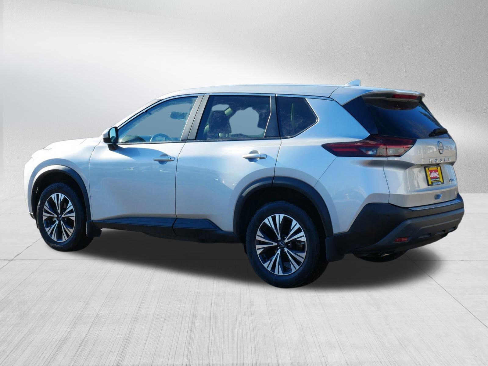 Used 2023 Nissan Rogue SV image 5
