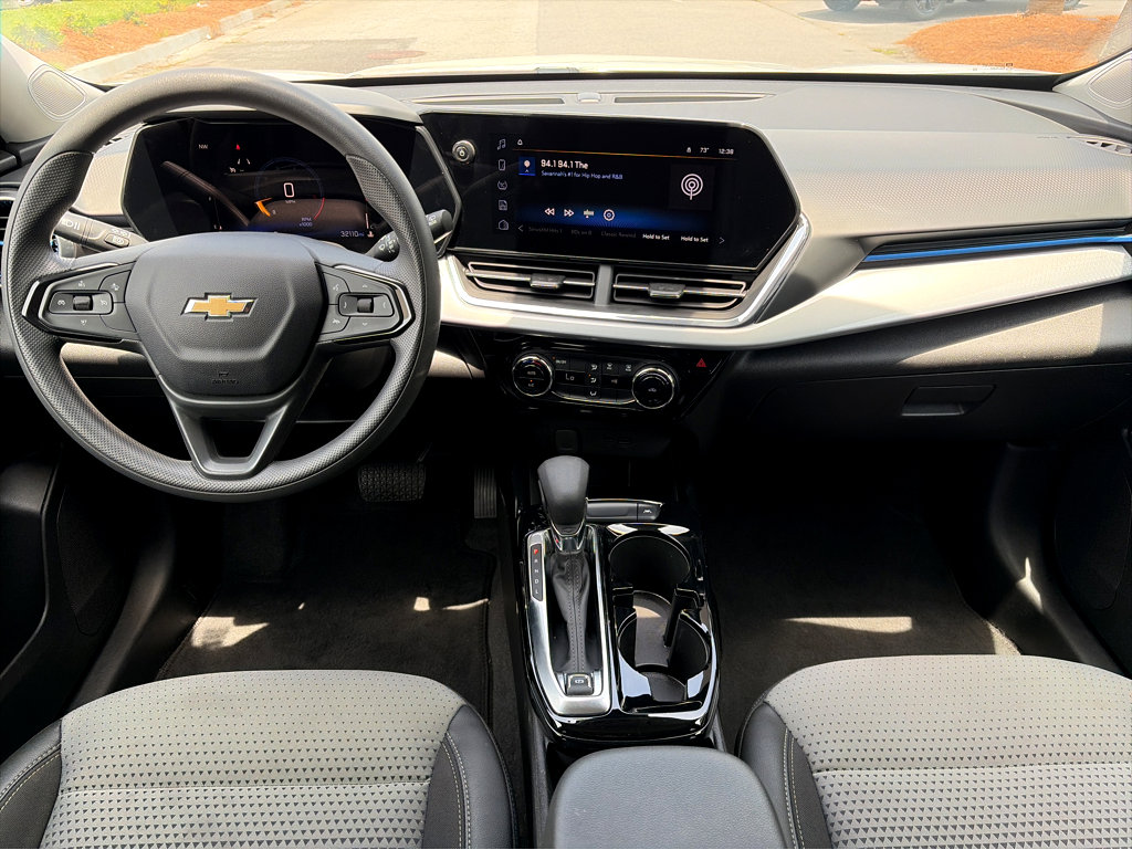 Used 2025 Chevrolet Trax LT FWD image 8