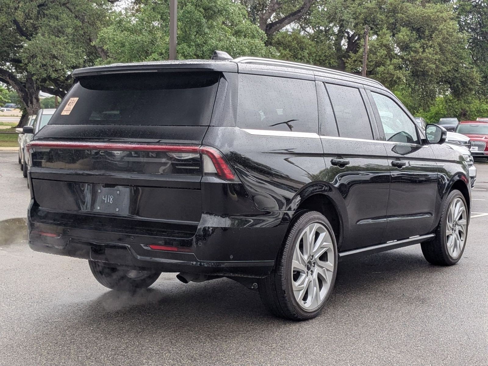 Used 2025 Lincoln Navigator Reserve image 3
