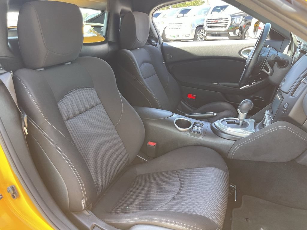 Used 2018 Nissan 370Z Roadster RWD image 9