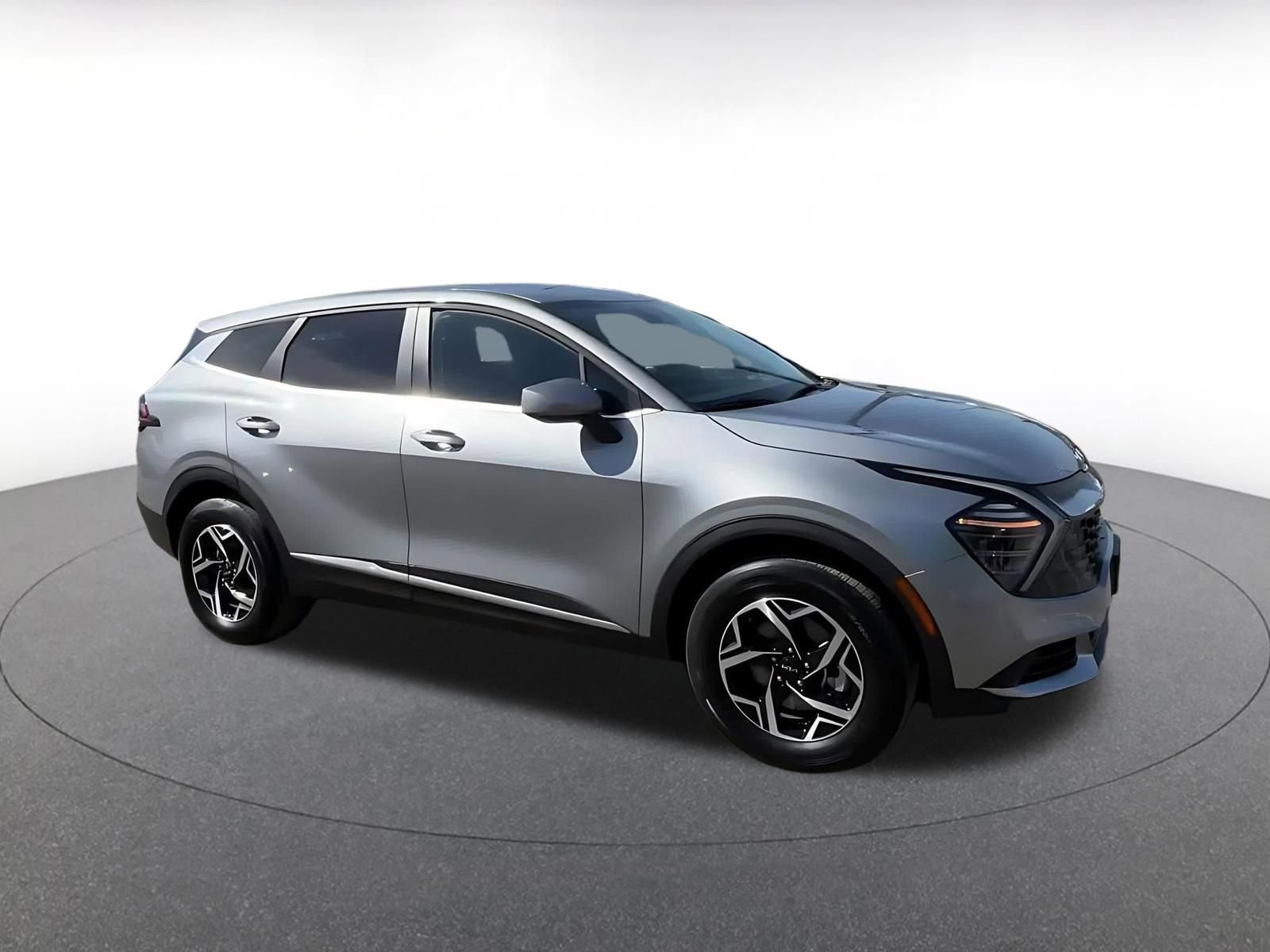 Used 2025 Kia Sportage LX image 2