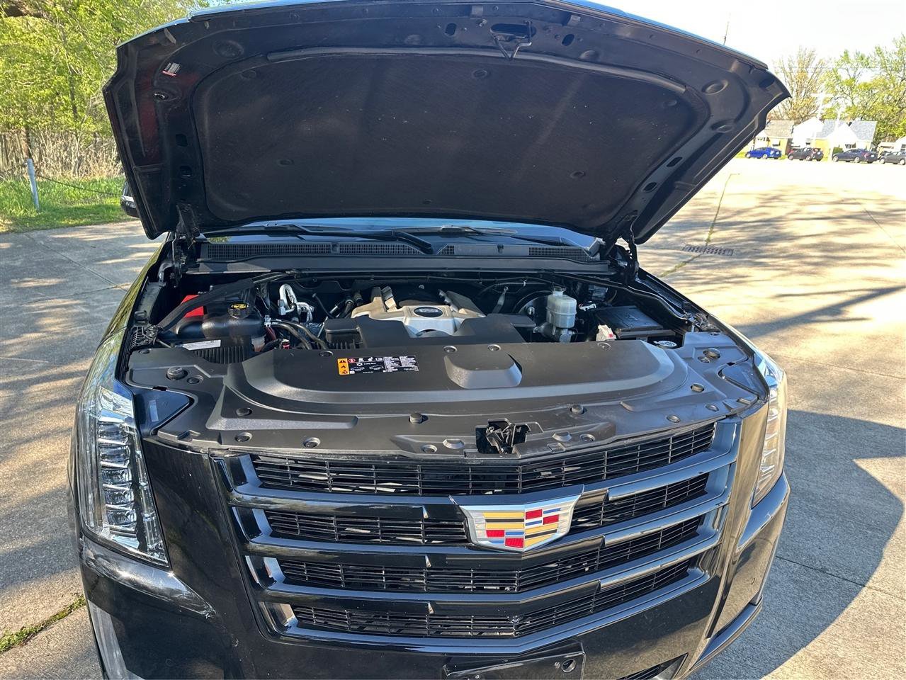 Used 2019 Cadillac Escalade Luxury w/ Escalade Sport Edition AWD/4WD image 11
