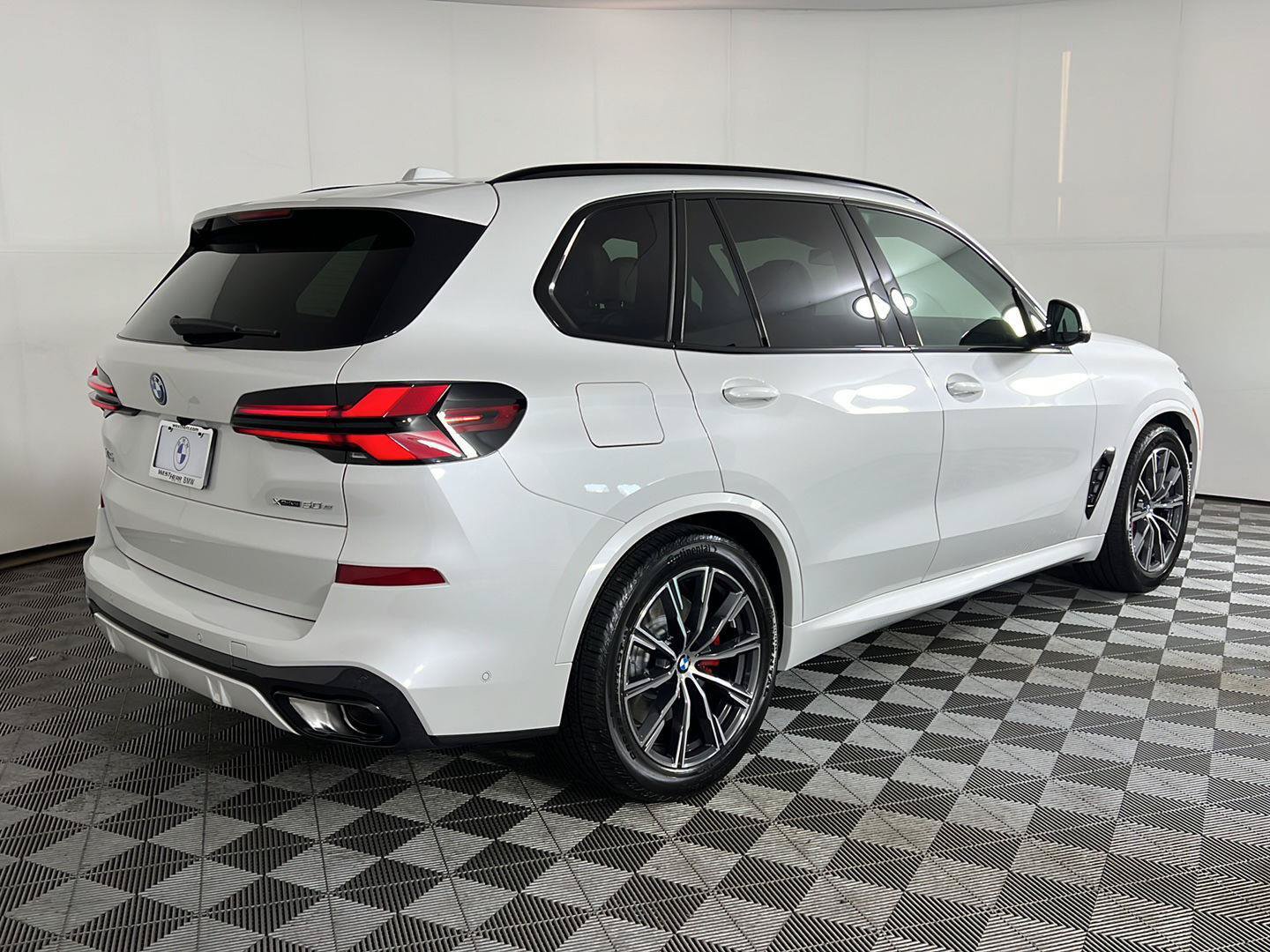 Used 2026 BMW X5 xDrive50e w/ M Sport Package AWD/4WD image 5
