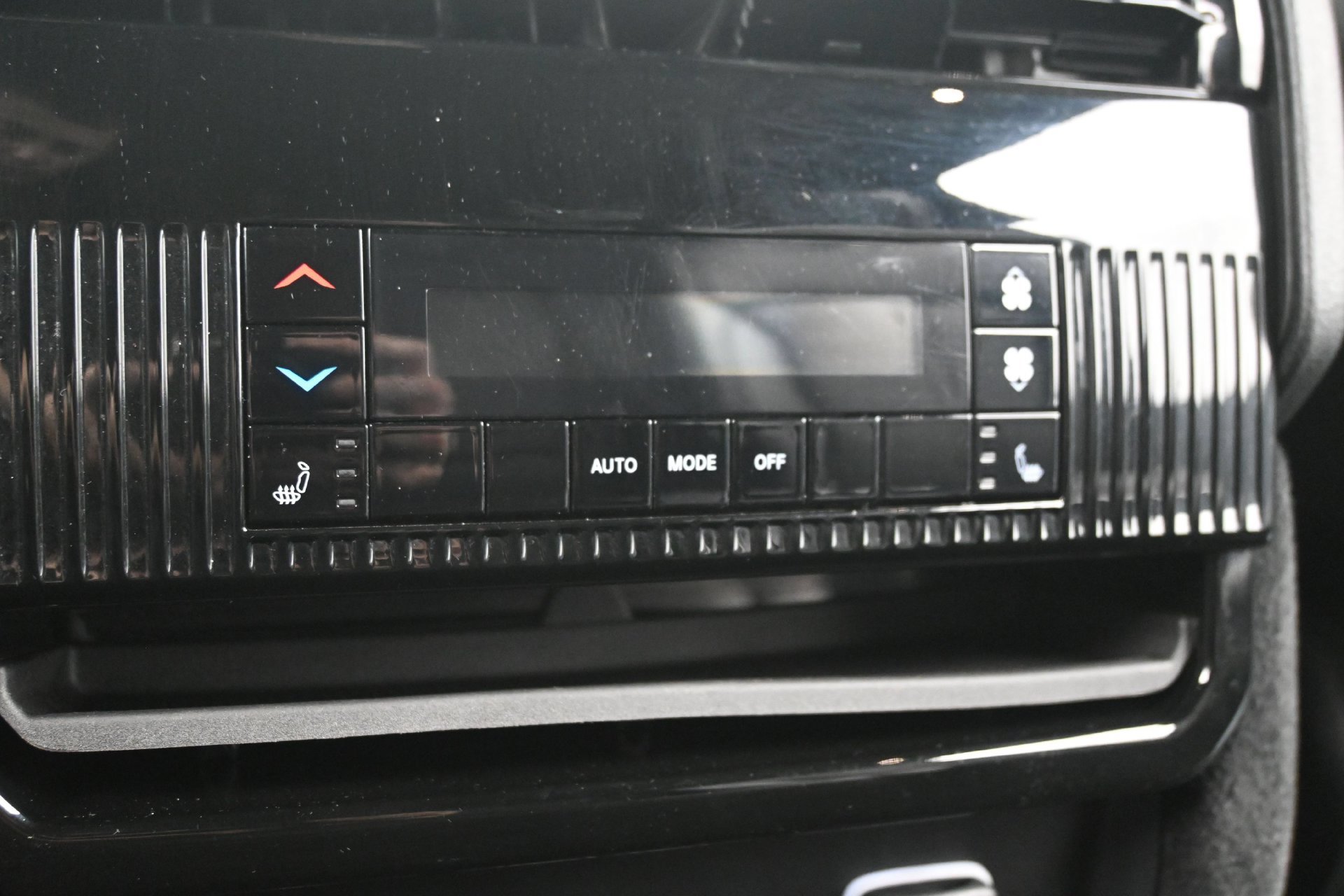 Used 2025 Jeep Wagoneer L Series II w/ 8-pass Seating Package AWD/4WD image 19