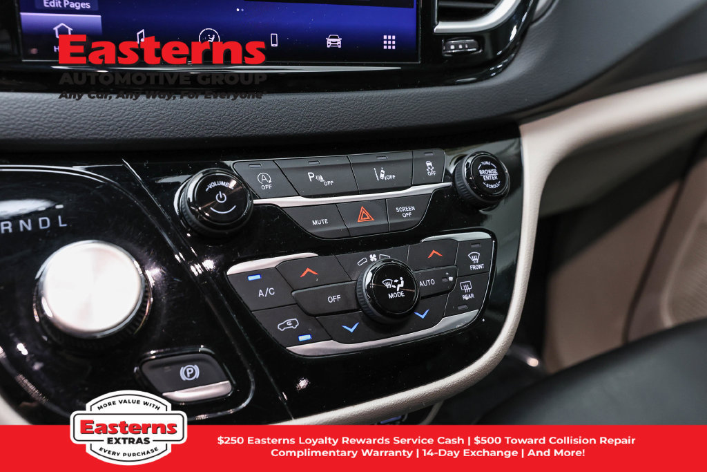 Used 2023 Chrysler Pacifica Touring-L FWD image 21