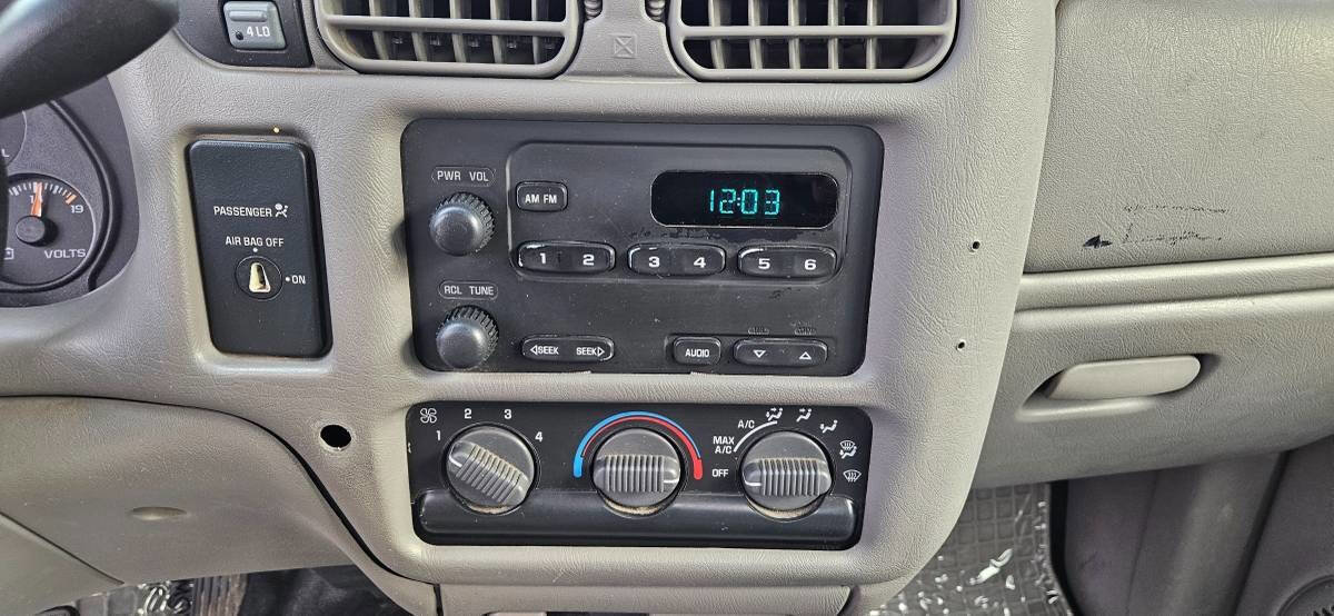 Used 2003 Chevrolet S10 Pickup 4x4 Extended Cab w/ Cold Climate Package image 9