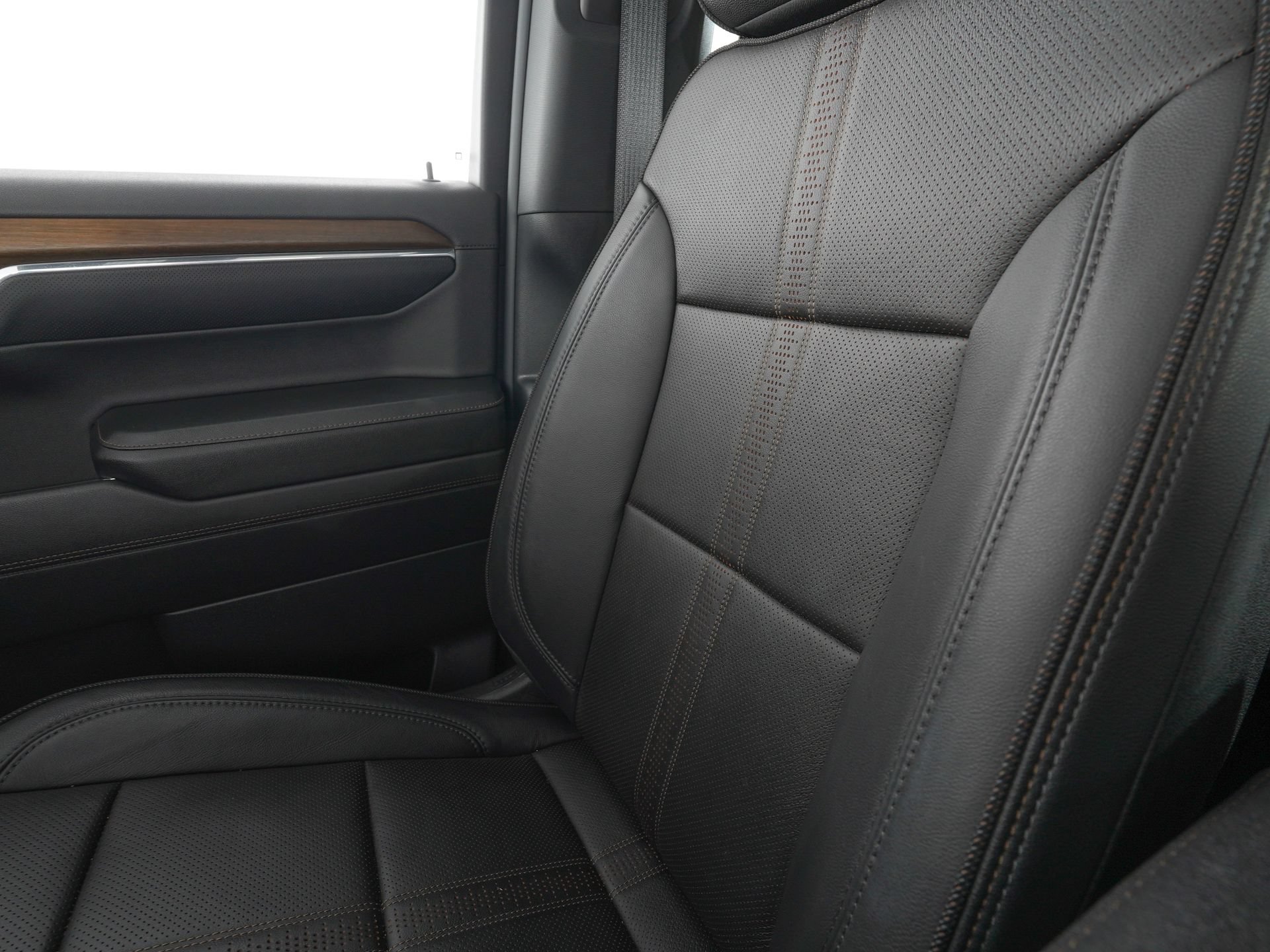 Used 2024 Chevrolet Silverado 1500 High Country w/ High Country Premium Package AWD/4WD image 29