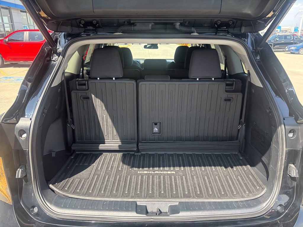 Used 2022 Toyota Highlander LE image 10