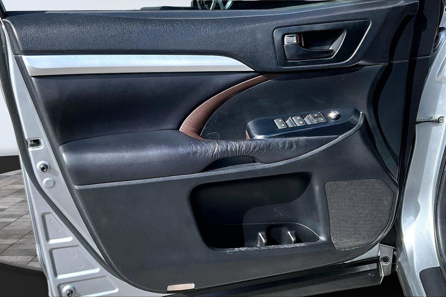 Used 2015 Toyota Highlander Plus FWD image 19