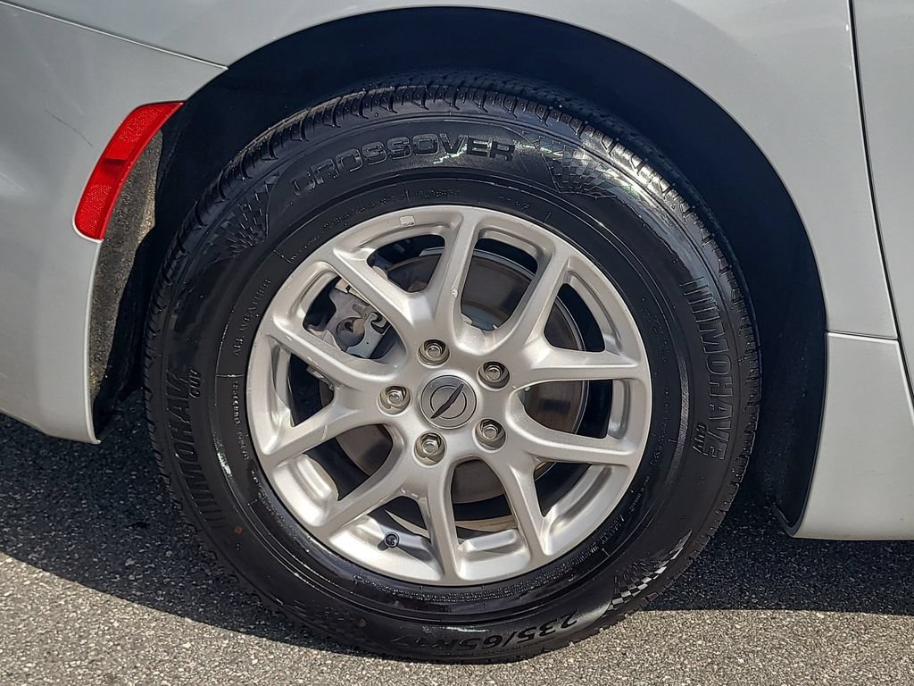 Used 2024 Chrysler Pacifica Touring-L FWD image 7