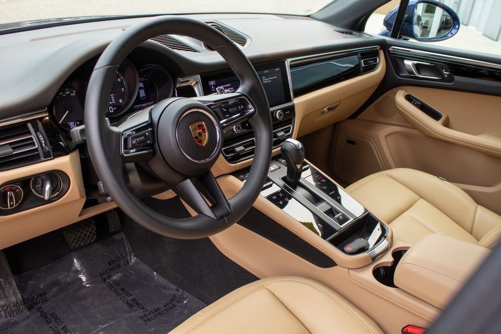 Used 2025 Porsche Macan AWD/4WD image 2