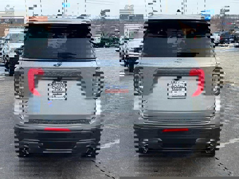 Used 2024 Ford Explorer XLT w/ Equipment Group 202A image 5