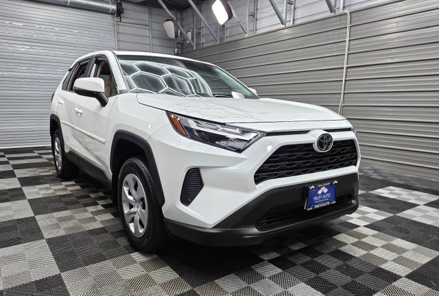 Used 2025 Toyota RAV4 LE AWD/4WD image 5