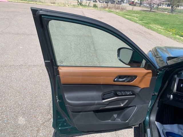 Used 2025 Nissan Pathfinder Platinum w/ Black Appearance Package image 12