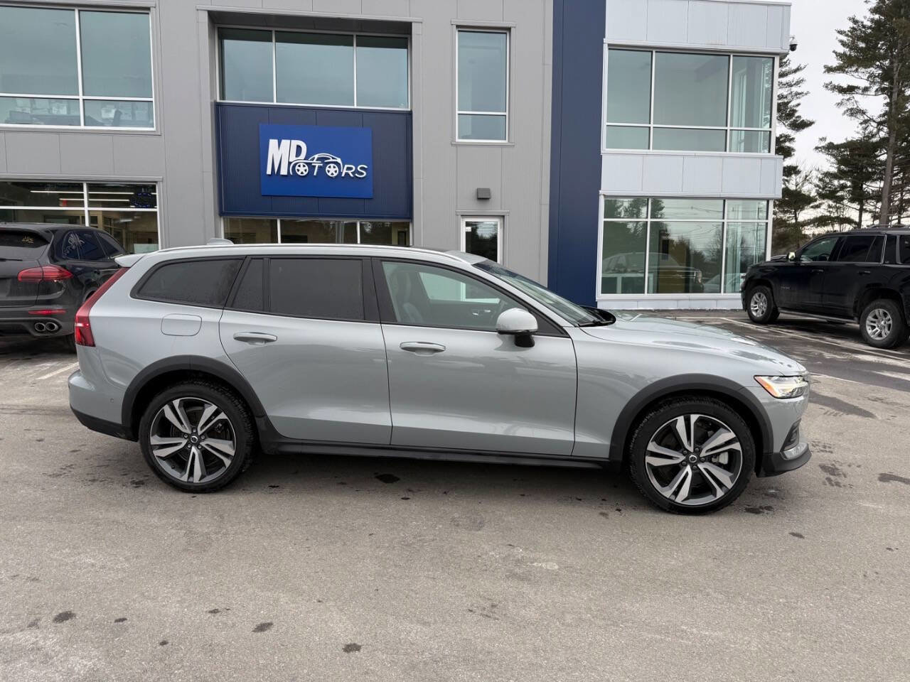 Used 2025 Volvo V60 B5 Cross Country Plus image 5