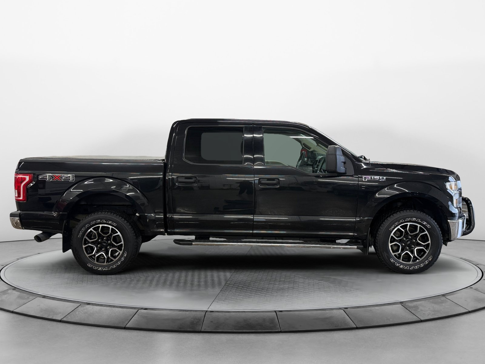 Used 2015 Ford F150 XLT AWD/4WD image 2