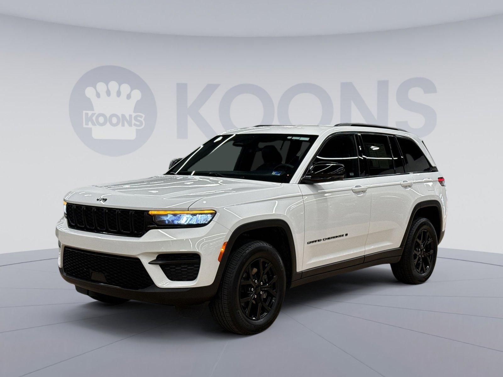 Used 2025 Jeep Grand Cherokee Altitude AWD/4WD image 1