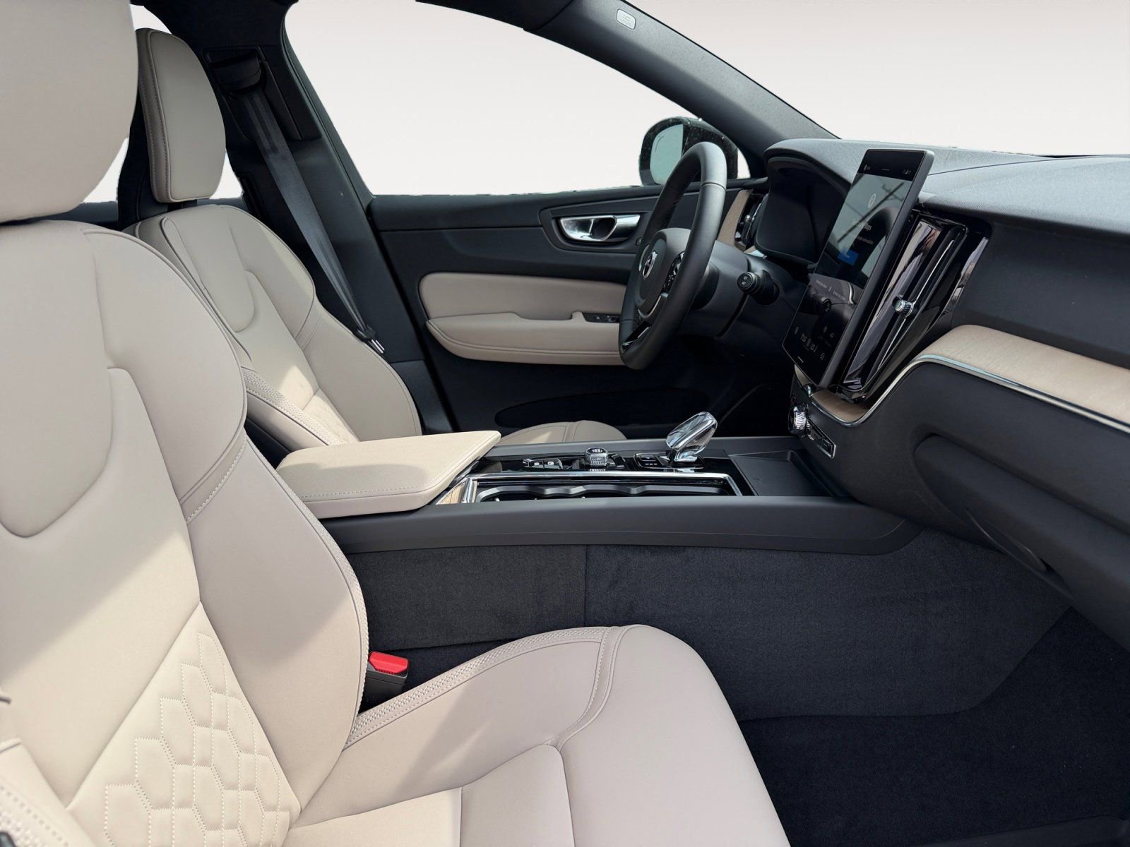 New 2026 Volvo XC60 T8 Plus w/ Protection Package Premier image 15