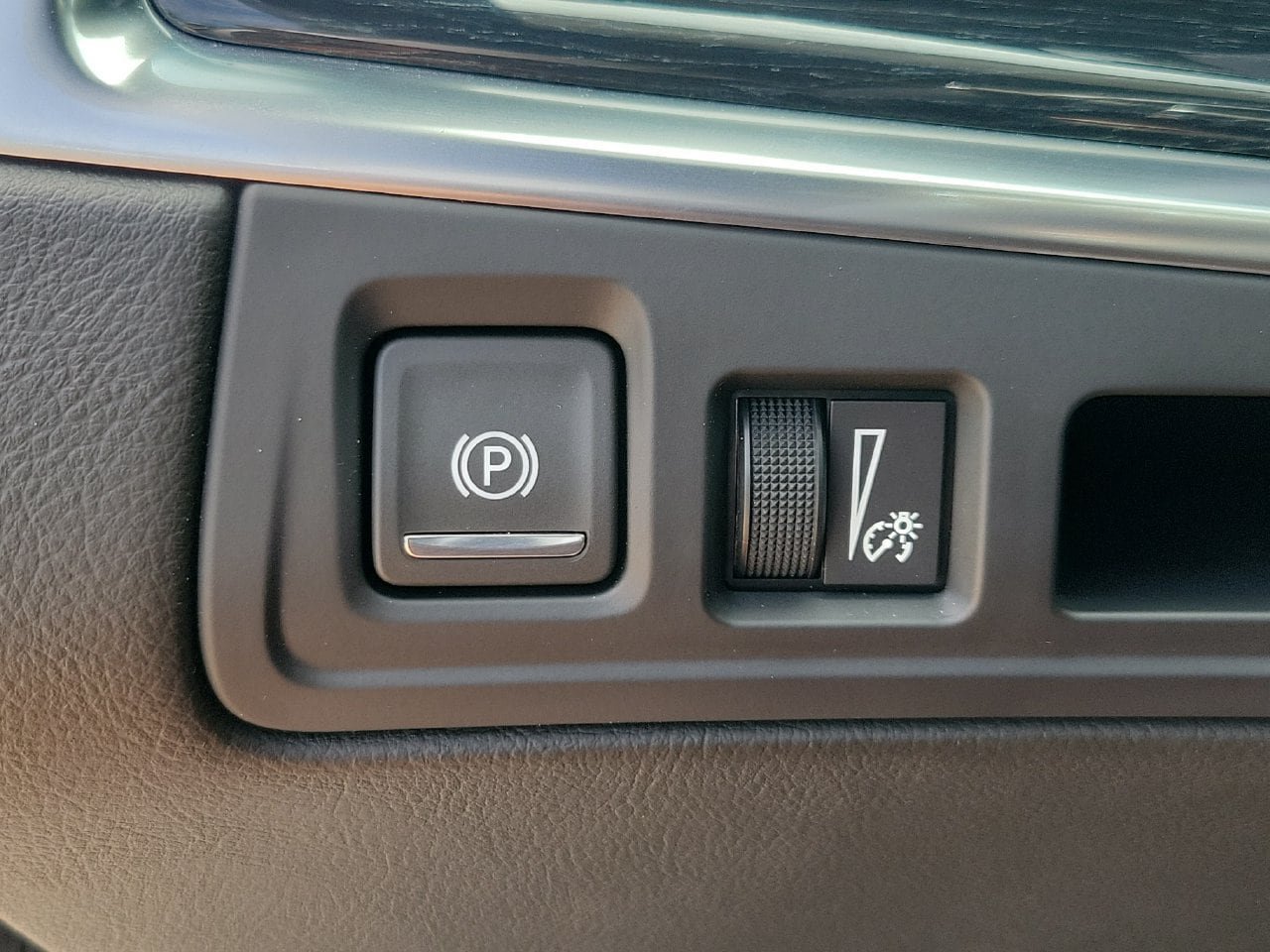 Certified 2025 Cadillac XT5 Premium Luxury w/ LPO, Floor Liner Package AWD/4WD image 32