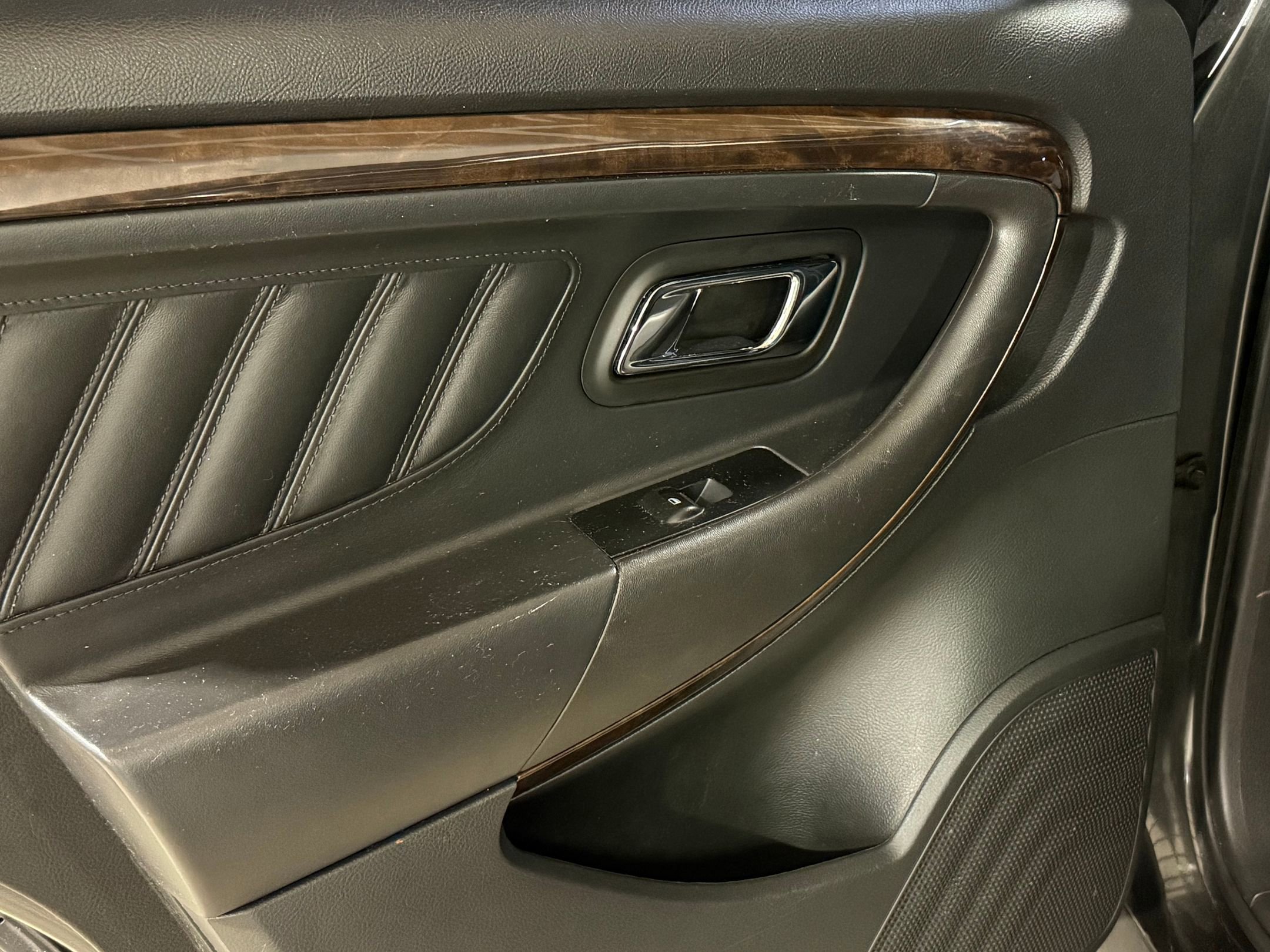 Used 2015 Ford Taurus Limited image 29