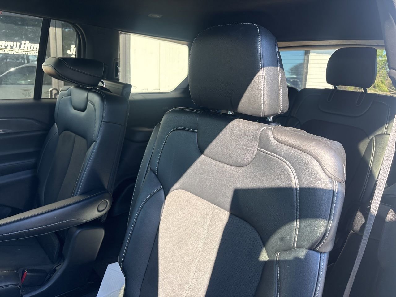 Used 2023 Jeep Grand Cherokee L Laredo image 5