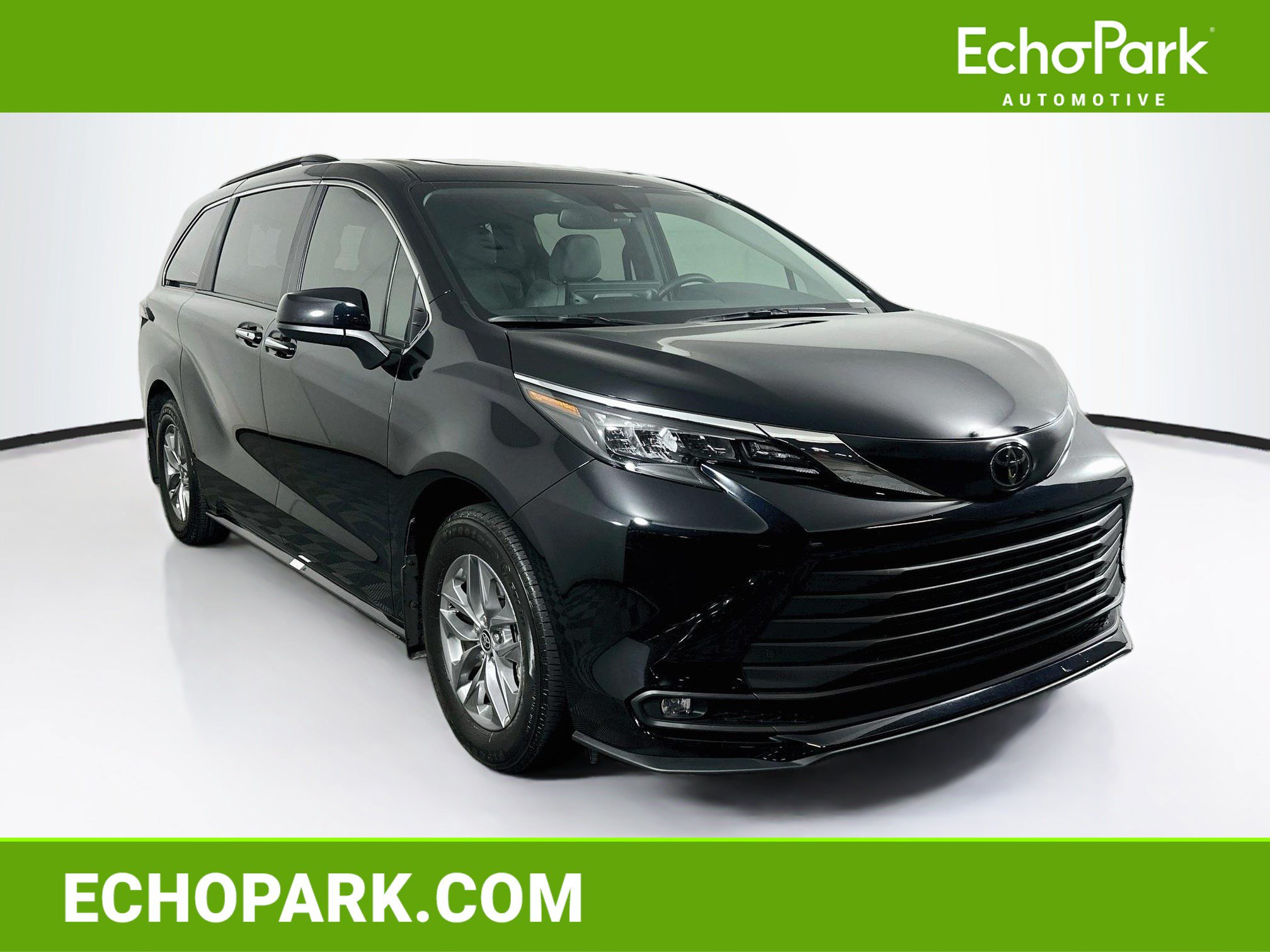 Used 2026 Toyota Sienna XLE FWD image 1