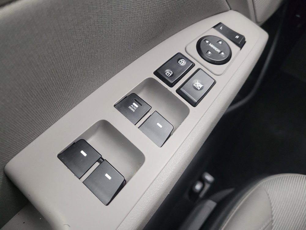 Used 2017 Hyundai Elantra SE image 27