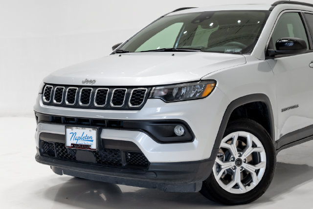 Used 2025 Jeep Compass Latitude w/ Sun & Sound Group AWD/4WD image 6