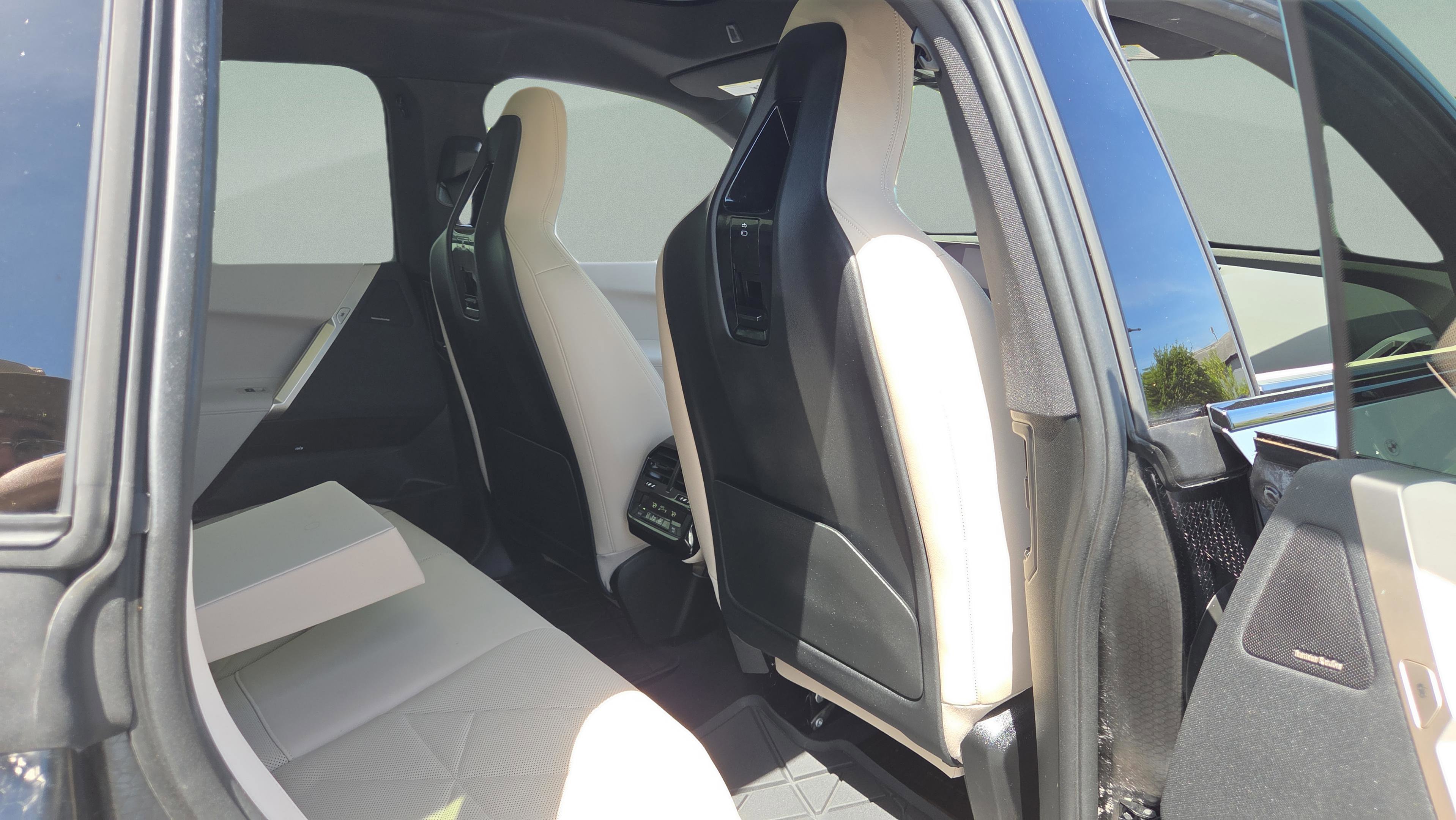 Used 2024 BMW iX xDrive50 w/ Sport Package AWD/4WD image 17