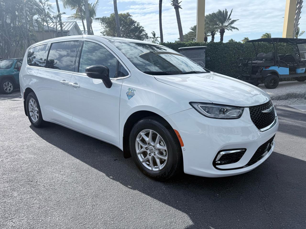 Used 2024 Chrysler Pacifica Touring-L image 8