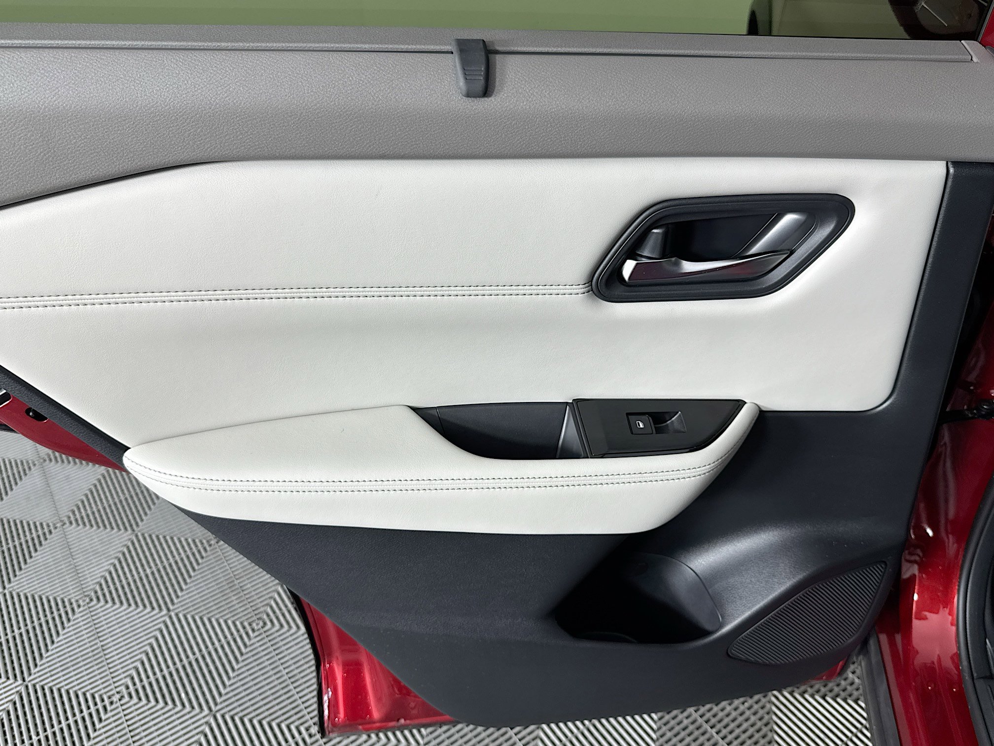 Used 2025 Nissan Rogue SV w/ SV Premium Package FWD image 25