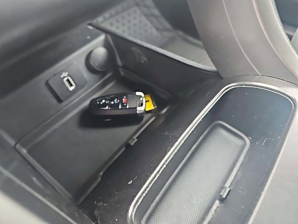 Used 2017 Ford Fusion SE w/ Fusion SE Technology Package image 10